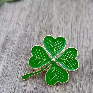 Four leaf clover pin green gold lucky clover leaf shamrock Irish broche NWT